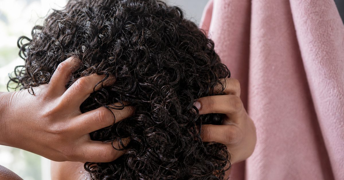 Krullen verzorgen voor beginners: een eenvoudige routine tegen pluis